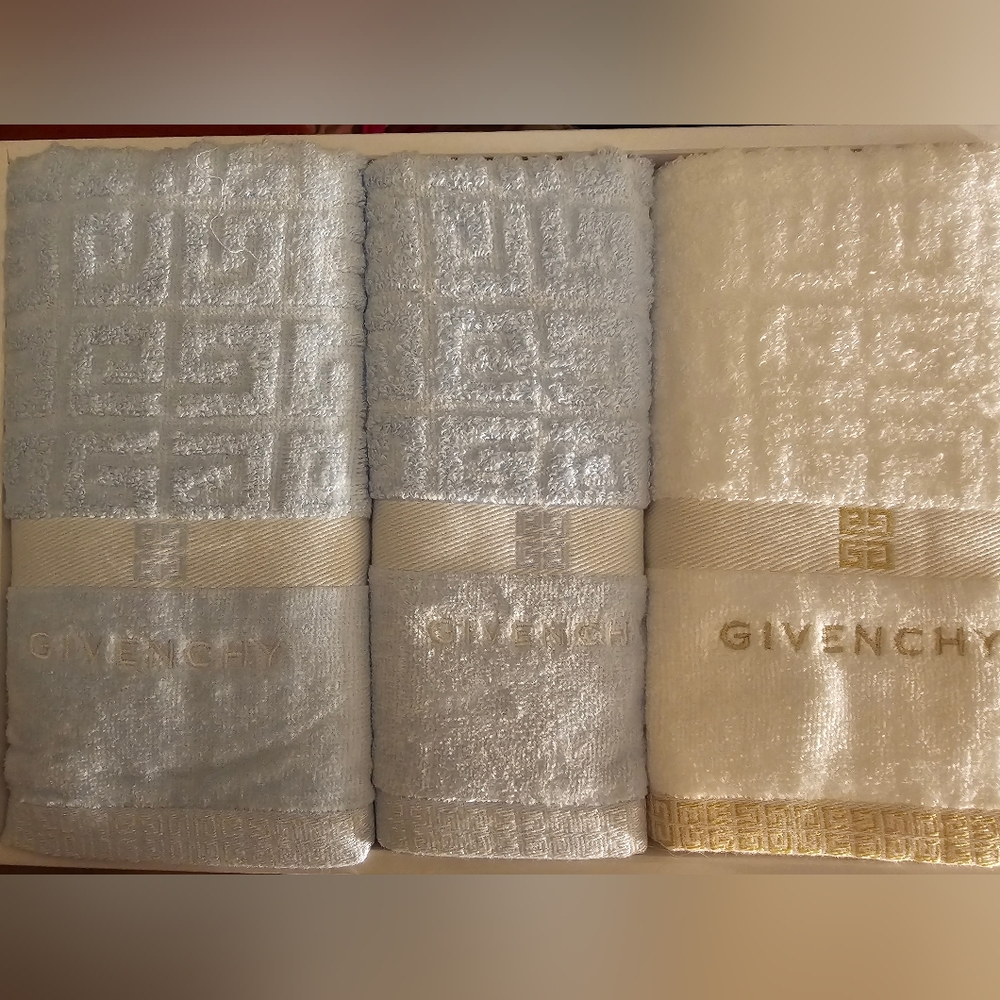 New In Box GIVENCY HAnD TOWELS